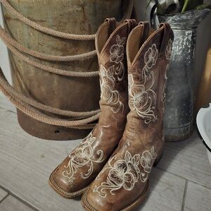 Brown Shyanne CowGirl boots with white floral stitching.